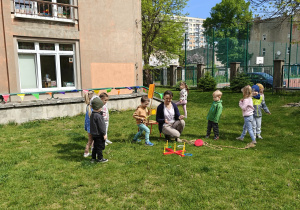 Dzieci uczestniczące w konkurencjach sportowych.