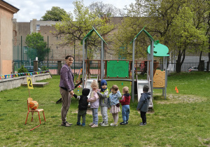Dzieci uczestniczące w konkurencjach sportowych.
