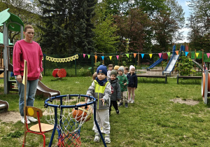 Dzieci uczestniczące w konkurencjach sportowych.