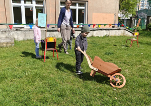Dzieci uczestniczące w konkurencjach sportowych.