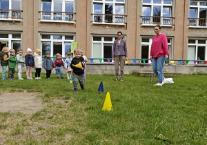 Dzieci uczestniczące w konkurencjach sportowych.