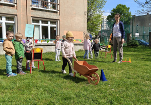 Dzieci uczestniczące w konkurencjach sportowych.