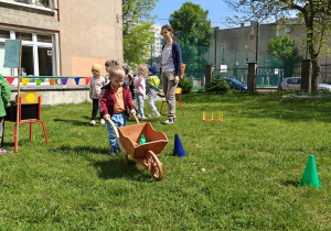 Dzieci uczestniczące w konkurencjach sportowych.