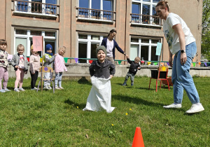Dzieci uczestniczące w konkurencjach sportowych.