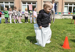 Dzieci uczestniczące w konkurencjach sportowych.