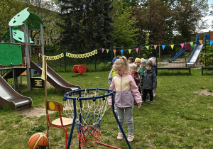 Dzieci uczestniczące w konkurencjach sportowych.