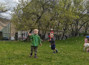 Zabawy w przedszkolnym ogrodzie.