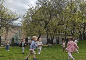 Dzieci łapia banki mydlane.