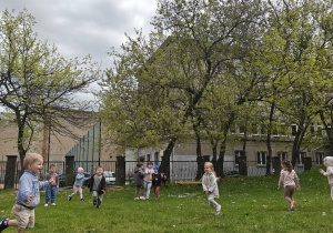 Dzieci łapia banki mydlane.