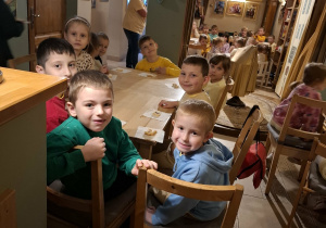 Dzieci podczas wizyty w Baśniowej kawiarence.