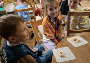Dzieci podczas wizyty w Baśniowej kawiarence.