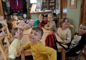 Dzieci podczas wizyty w Baśniowej kawiarence.