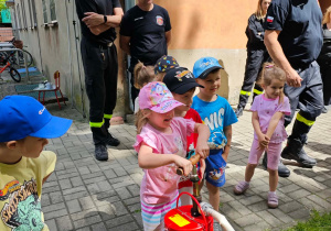 Dzieci w zabawie "Gaszenie pożaru".