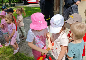 Dzieci w zabawie "Gaszenie pożaru".