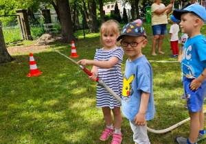 Dzieci w zabawie "Gaszenie pożaru".