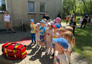 Dzieci poznają wyposażenie wozu strażackiego.