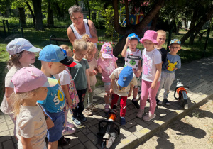 Dzieci poznają wyposażenie wozu strażackiego.