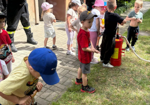 Dzieci w zabawie "Gaszenie pożaru".