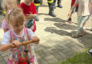 Dzieci w zabawie "Gaszenie pożaru".