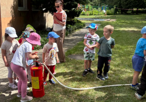 Dzieci w zabawie "Gaszenie pożaru".