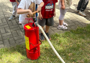 Dzieci w zabawie "Gaszenie pożaru".