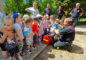 Dzieci zapoznają się z wyposażeniem wozu strażackiego.