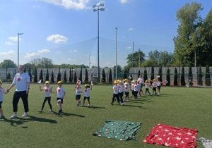 Dzieci biorą udział w spartakiadzie łódzkich przedszkoli.