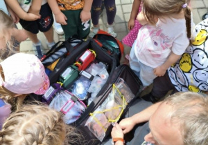 Dzieci biorą udział w spotkaniu ze strażakami.