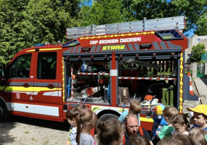 Dzieci biorą udział w spotkaniu ze strażakami.