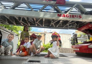 Dzieci biorą udział w spotkaniu ze strażakami.