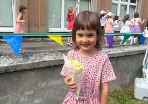 Dzieci uczestniczą w Pikniku Rodzinnym.