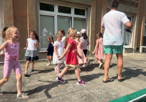 Dzieci uczestniczą w Pikniku Rodzinnym.