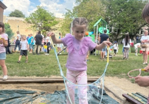 Dzieci uczestniczą w Pikniku Rodzinnym.