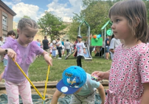 Dzieci uczestniczą w Pikniku Rodzinnym.