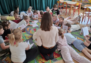 Dzieci podczas warsztatów.