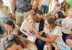 Dzieci wręczają Rodzicom prezenty.
