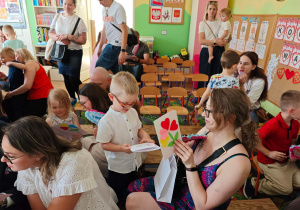 Dzieci wręczają Rodzicom prezenty.