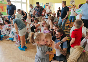 Dzieci wręczają Rodzicom prezenty.