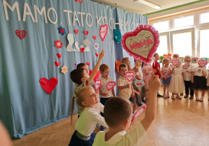 Dzieci śpiewaja piosenkę "Mamo, Tato, kocham Cię".