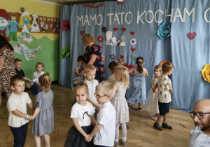 Dzieci tańczą walca dla Mamy.