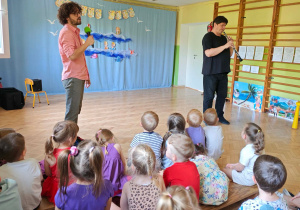 Pan Jacek opowiada dzieciom o nowym instrumencie muzycznym.