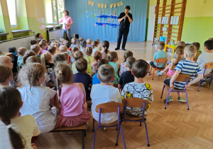 Dzieci słuchają utworów wygrywanych na oboju.