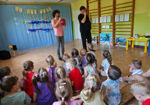 Dzieci słuchają dźwięków wygrywanych na oboju i balonie.