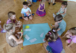 Dzieci układają pocięte obrazki - statki.