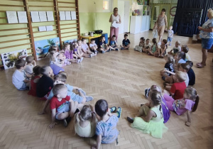 Dzieci dopasowywują przedmioty do wakacyjnych miejsc: morze, góry, las.