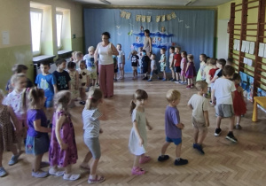 Dzieci biorą udział w zabawach ruchowych przy tematycznych piosenkach.