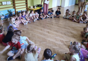 Dzieci poznają kilka ważnych rad na wakacje.