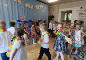 Grupa czerwona podczas występu na zakończenie roku szkolnego.