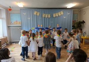 Grupa czerwona podczas występu na zakończenie roku szkolnego.