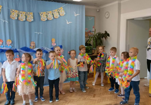 Grupa czerwona podczas występu na zakończenie roku szkolnego.